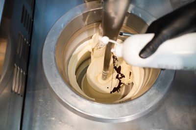Traditionelle Eismaschine in der Conti-Manufaktur bei der Stracciatella-Produktion